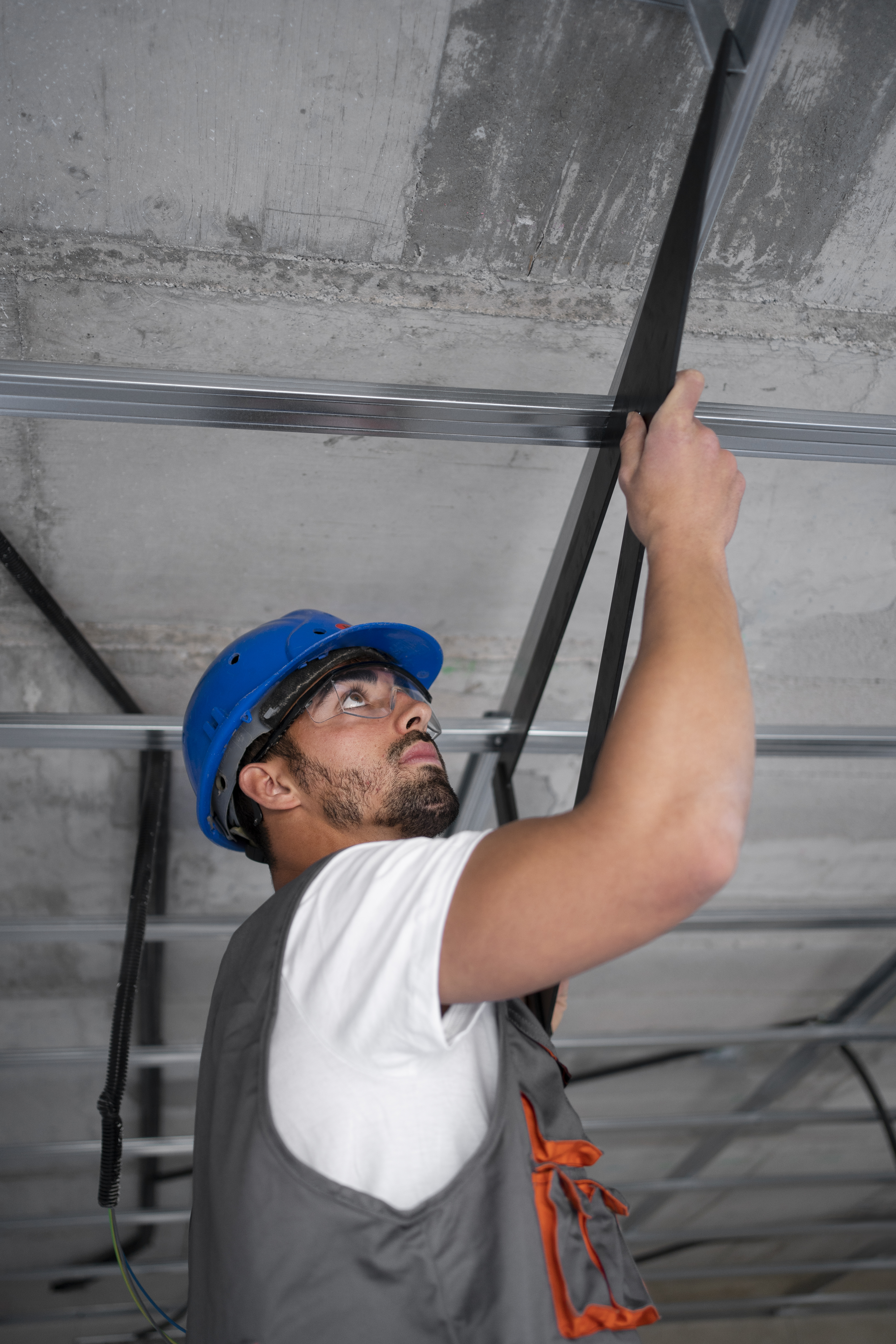 Gesseiro instalando estrutura de drywall para forro de gesso em Franca SP